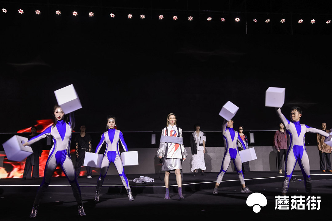 “伊德服人，穿行未來”走秀表演